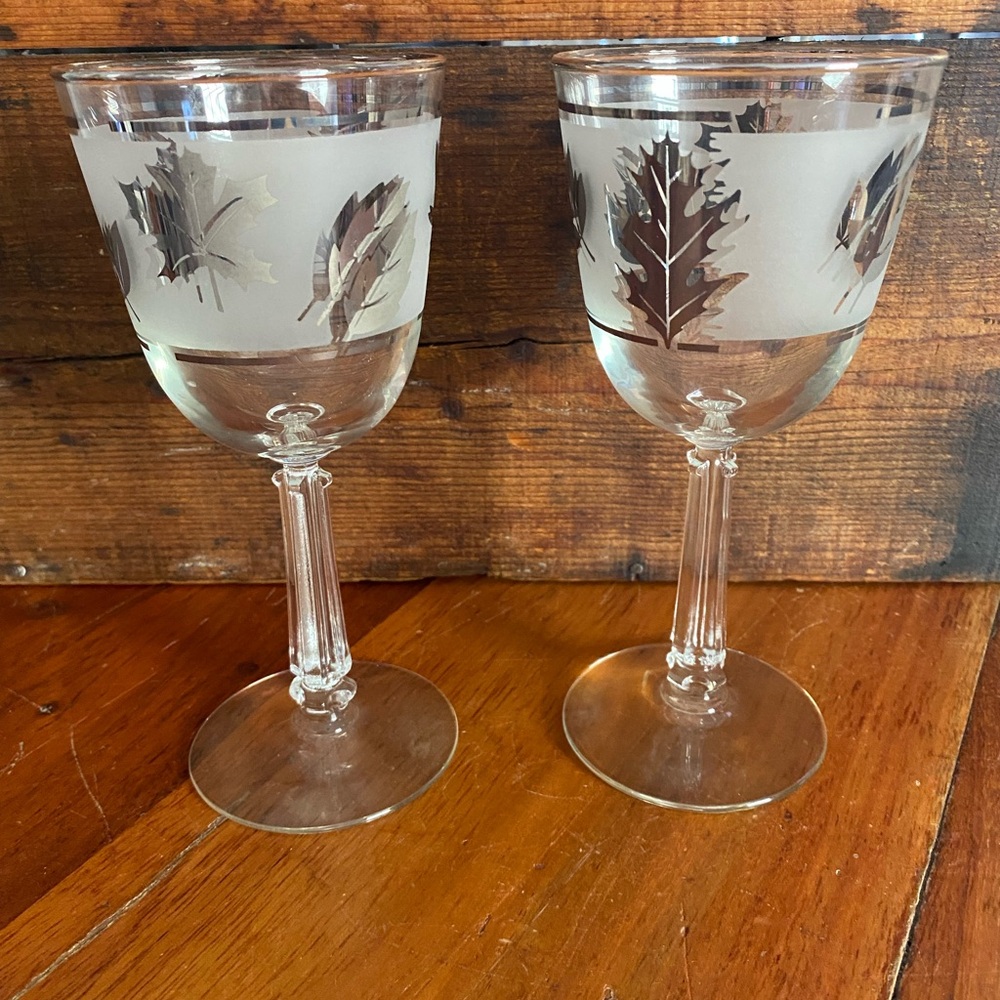 Set of 2‎ Libbey vintage frosted Leaf-Patterned Wine Glasses